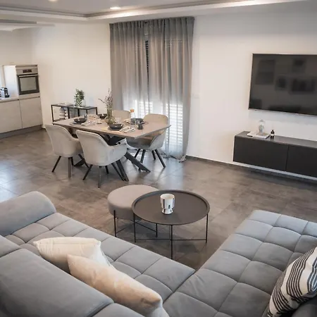 Capris Apartment *